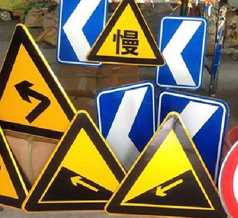 台前标识标牌中颜色的确定是很重要的。